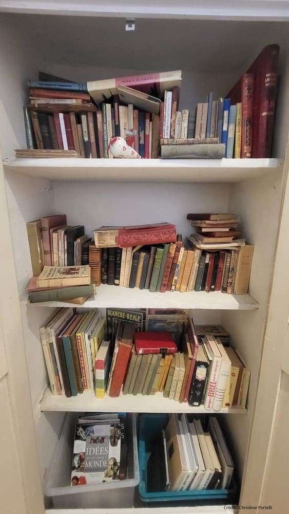 Étagères de livres anciens à la bibliothèque de Saint-Hilaire d’Ozilhan