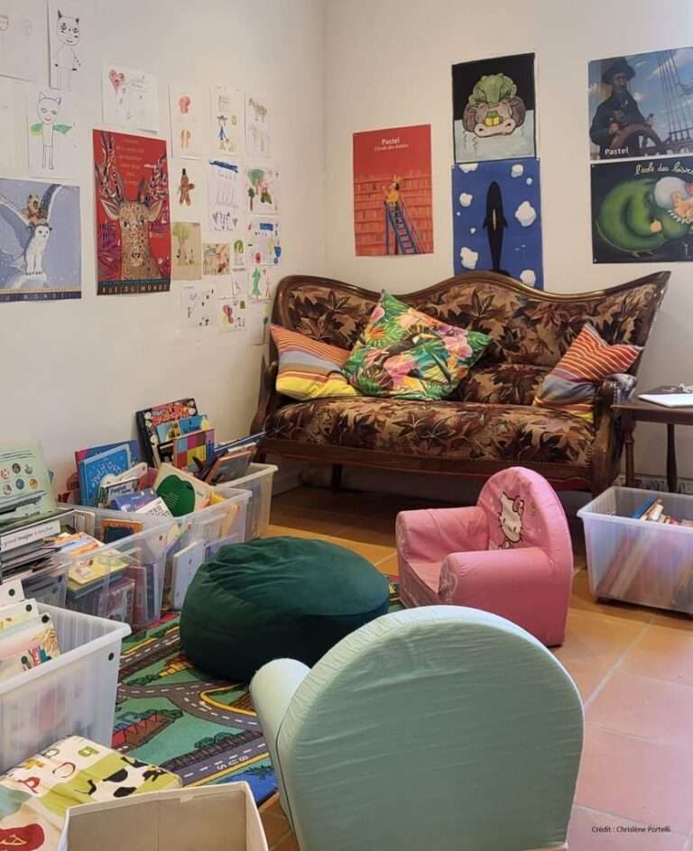 Coin enfants de la bibliothèque de Saint-Hilaire d’Ozilhan avec livres et espace lecture