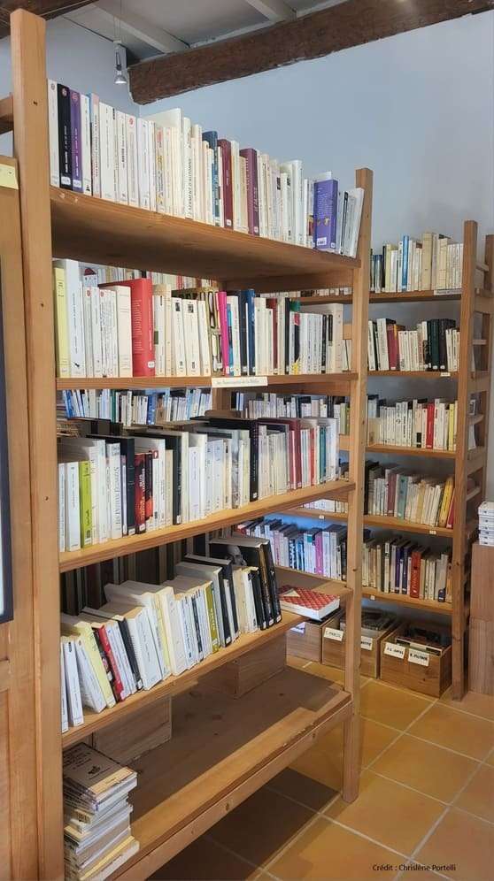 Rayonnages de livres et ouvrages variés à la bibliothèque de Saint-Hilaire d’Ozilhan