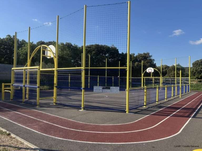 City stade de Saint-Hilaire-d’Ozilhan avec terrain multisports et piste de course