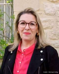 Portrait de Coralie Darasse-Buchet, adjointe au maire de Saint-Hilaire-d’Ozilhan