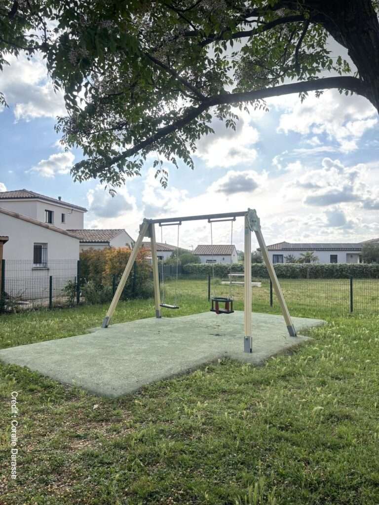 saint-hilaire-dozilhan_gard_aire_jeux_balancoire