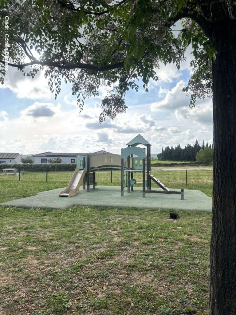 saint-hilaire-dozilhan_gard_aire_jeux_chateau