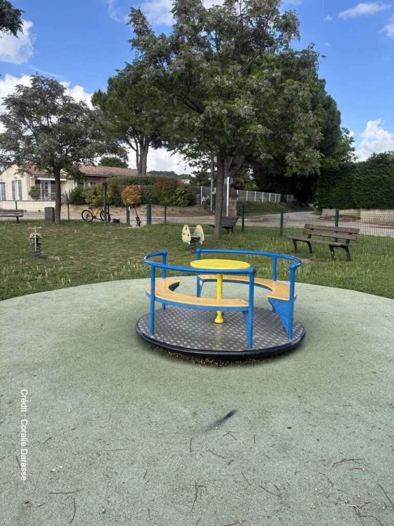 saint-hilaire-dozilhan_gard_aire_jeux_tourniquet